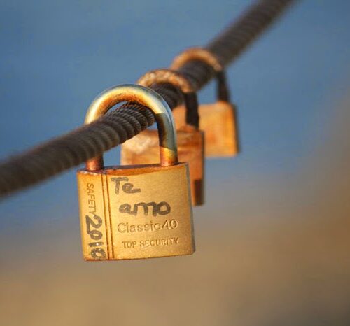 En Italia los enamorados dejan huella en candados el 14 de febrero