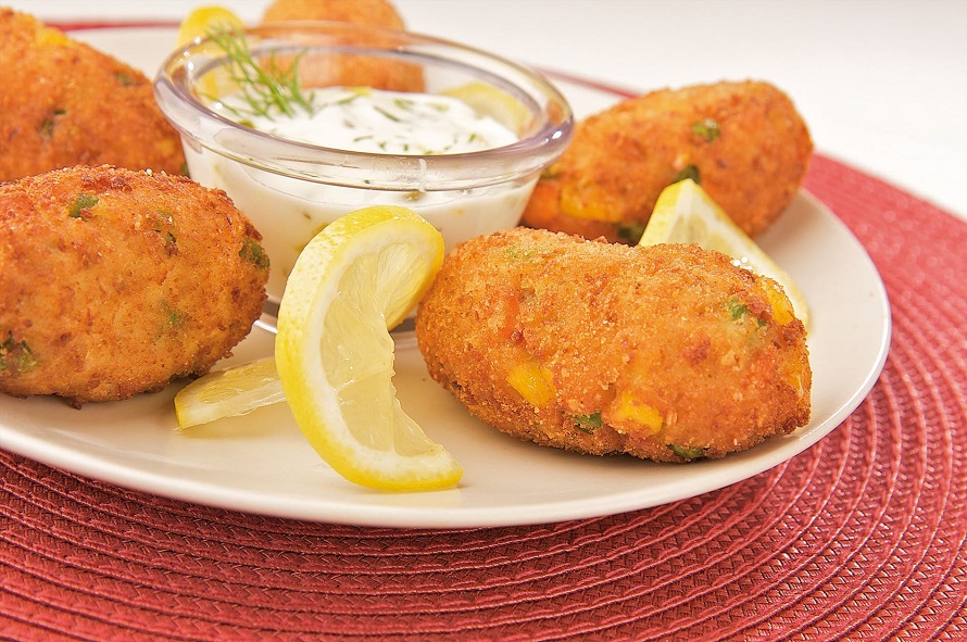 Croquetas de Atún con papa, servidas con salsa tártara