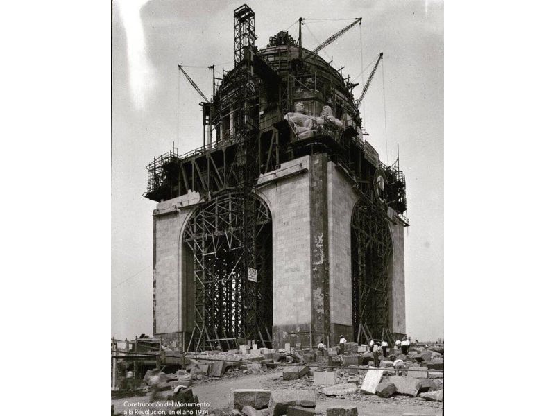 ¿Cuándo y cómo se convirtió en el Monumento a la Revolución?