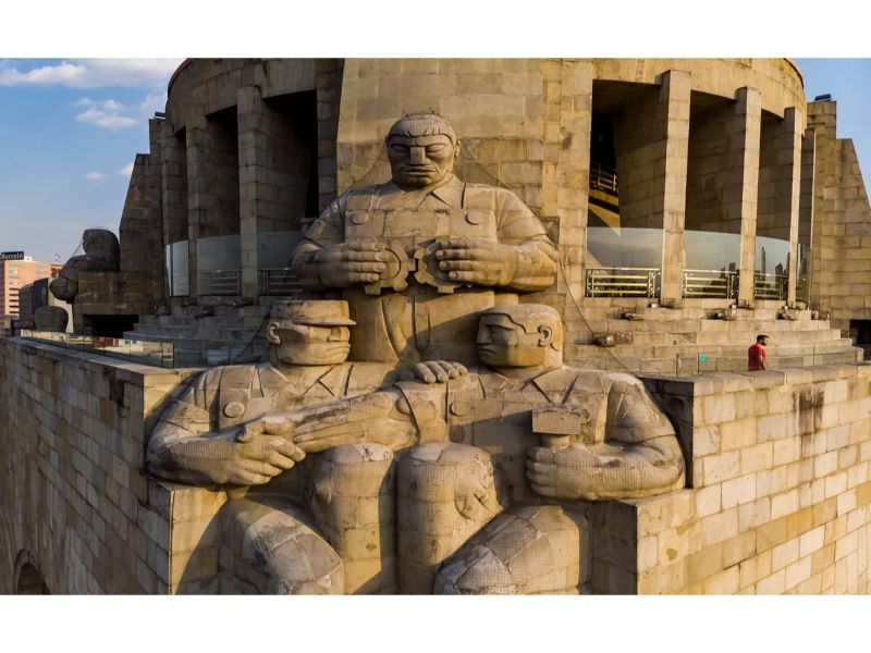 ¿Qué representan las cuatro columnas el Monumento a la Revolución?