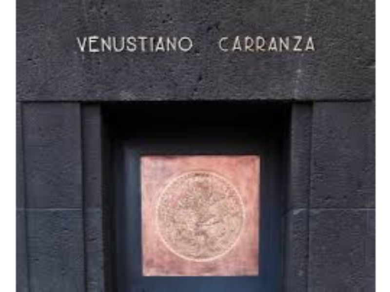 La Historia del Monumento a la Revolución como Mausoleo