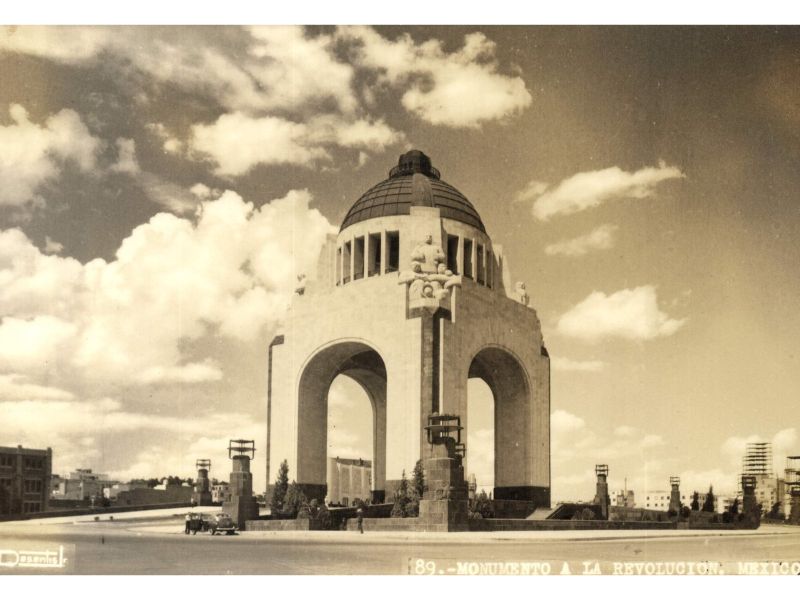 ¿Quién diseño el Monumento a la Revolución?
