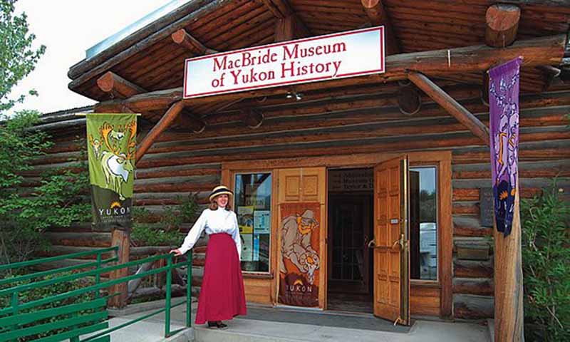 MacBride Museum un museo instalado en una cabaña con tejado vegetal