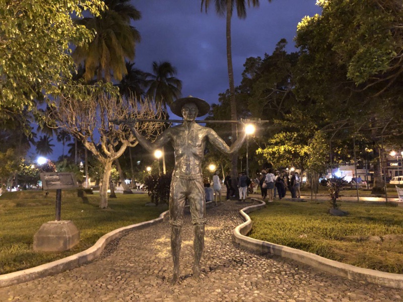 Monumento a los tuberos en el Jardín Principal de Colima