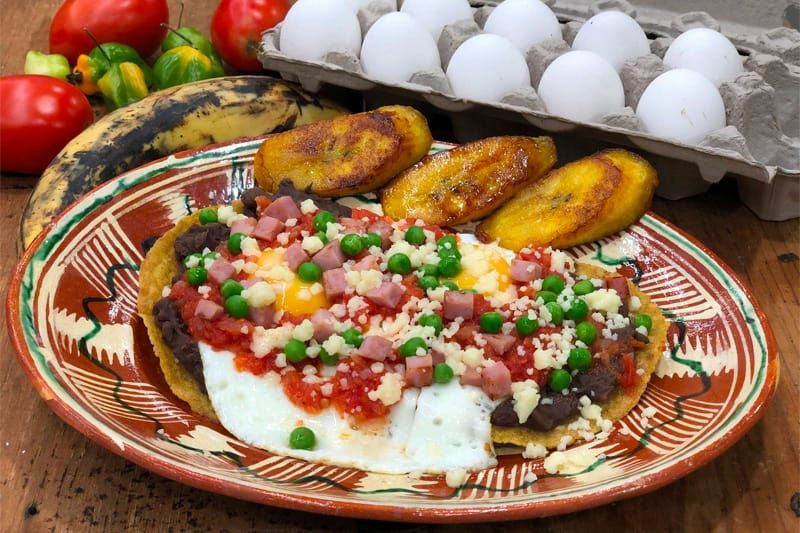 Comida Típica de Yucatán Huevos motuleños.