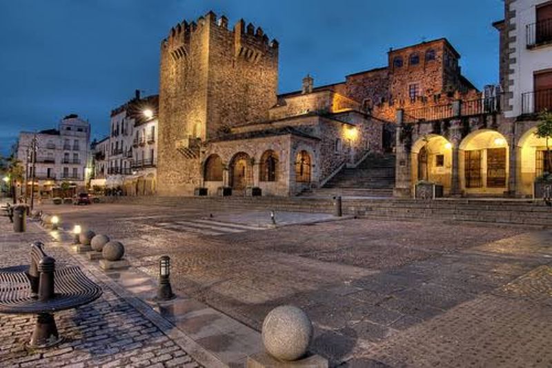 Que hacer en España: Plaza central medieval