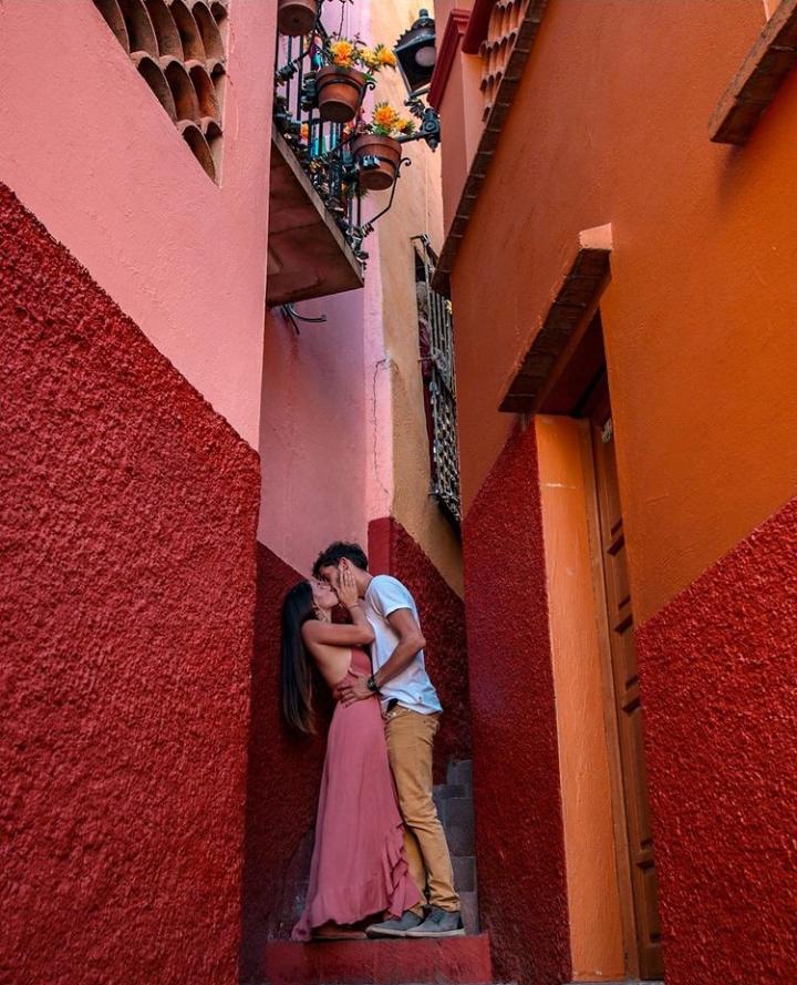 Un beso de amor en el callejón del beso.