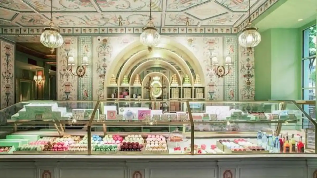 CAFETERÍAS_DE_PARÍS_VIAJA_BONITO_06 Ladurée Bonaparte salón de té en Saint-Germain-des-Prés